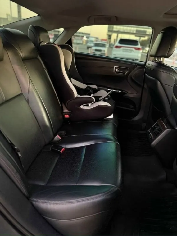 Продам toyota avalon hybrid 2013 г. в. первый и единственный владелец! автомобиль в отличном техническом состоянии, бережно эксплуатировался все эти годы. идеальный вариант для тех, кто ищет надежный, экономичный и комфортный седан бизнес-класса. основные параметры: · год выпуска: 2013 · поколение: xv50 (новейший кузов) · двигатель: 2.5 литра, гибрид (hybrid synergy drive) · коробка передач: вариатор (cvt) · пробег: 152 995 км · цвет: серый металлик «темный асфальт» · владельцев по птс: 1 (я являюсь первым и единственным владельцем) · состояние: отличное, без вложений для нового хозяина. ключевые преимущества: · экономичность: гибридная установка позволяет расходовать в городе от 5 до 6.5 л/100 км. трасса — около 5.5 л. · надежность: легендарная надежность гибридной системы toyota. двигатель аткинсона и электромоторы рассчитаны на сотни тысяч километров. · комфорт: просторный салон с качественной шумоизоляцией, очень мягкая и плавная подвеска. avalon «проглатывает» любые 📞 звоните: +7(949)5369492 - фотография - 7