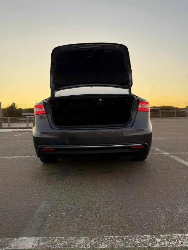 Продам toyota avalon hybrid 2013 г. в. первый и единственный владелец! автомобиль в отличном техническом состоянии, бережно эксплуатировался все эти годы. идеальный вариант для тех, кто ищет надежный, экономичный и комфортный седан бизнес-класса. основные параметры: · год выпуска: 2013 · поколение: xv50 (новейший кузов) · двигатель: 2.5 литра, гибрид (hybrid synergy drive) · коробка передач: вариатор (cvt) · пробег: 152 995 км · цвет: серый металлик «темный асфальт» · владельцев по птс: 1 (я являюсь первым и единственным владельцем) · состояние: отличное, без вложений для нового хозяина. ключевые преимущества: · экономичность: гибридная установка позволяет расходовать в городе от 5 до 6.5 л/100 км. трасса — около 5.5 л. · надежность: легендарная надежность гибридной системы toyota. двигатель аткинсона и электромоторы рассчитаны на сотни тысяч километров. · комфорт: просторный салон с качественной шумоизоляцией, очень мягкая и плавная подвеска. avalon «проглатывает» любые 📞 звоните: +7(949)5369492 - фотография - 8