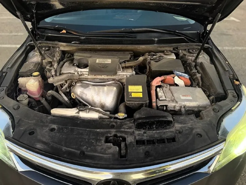 Продам toyota avalon hybrid 2013 г. в. первый и единственный владелец! автомобиль в отличном техническом состоянии, бережно эксплуатировался все эти годы. идеальный вариант для тех, кто ищет надежный, экономичный и комфортный седан бизнес-класса. основные параметры: · год выпуска: 2013 · поколение: xv50 (новейший кузов) · двигатель: 2.5 литра, гибрид (hybrid synergy drive) · коробка передач: вариатор (cvt) · пробег: 152 995 км · цвет: серый металлик «темный асфальт» · владельцев по птс: 1 (я являюсь первым и единственным владельцем) · состояние: отличное, без вложений для нового хозяина. ключевые преимущества: · экономичность: гибридная установка позволяет расходовать в городе от 5 до 6.5 л/100 км. трасса — около 5.5 л. · надежность: легендарная надежность гибридной системы toyota. двигатель аткинсона и электромоторы рассчитаны на сотни тысяч километров. · комфорт: просторный салон с качественной шумоизоляцией, очень мягкая и плавная подвеска. avalon «проглатывает» любые 📞 звоните: +7(949)5369492 - фотография - 9