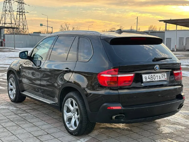 В продаже bmw x5 2007 года выпуска автомобиль в заводском окрасе на самом надежном двигателе n52b30 3.0 атмосферный простой и недорогой в обслуживании! ходовую перебрали в этом месяце вся новая и не на дешёвых запчастях по электрике всё работает никаких ошибок кроме ручника комплектация:чёрный потолок, проекция, задний климат, монитор, подогревы передних и задних сидений, подогрев руля и тд… установлен газ!расход вменяемый! цена 1 580 000₽ торг… остальные вопросы по телефону: +79496361868 телеграмм +380681107552 телеграмм - фотография - 5
