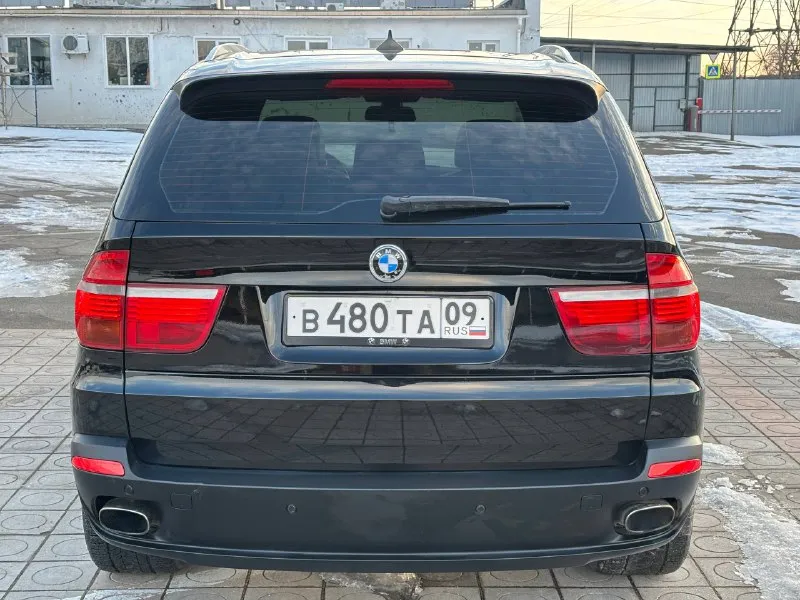В продаже bmw x5 2007 года выпуска автомобиль в заводском окрасе на самом надежном двигателе n52b30 3.0 атмосферный простой и недорогой в обслуживании! ходовую перебрали в этом месяце вся новая и не на дешёвых запчастях по электрике всё работает никаких ошибок кроме ручника комплектация:чёрный потолок, проекция, задний климат, монитор, подогревы передних и задних сидений, подогрев руля и тд… установлен газ!расход вменяемый! цена 1 580 000₽ торг… остальные вопросы по телефону: +79496361868 телеграмм +380681107552 телеграмм - фотография - 6