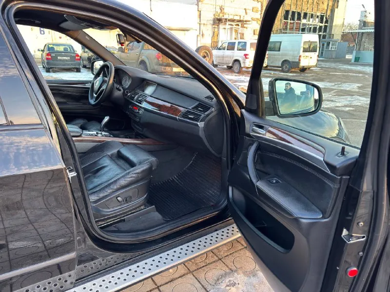 В продаже bmw x5 2007 года выпуска автомобиль в заводском окрасе на самом надежном двигателе n52b30 3.0 атмосферный простой и недорогой в обслуживании! ходовую перебрали в этом месяце вся новая и не на дешёвых запчастях по электрике всё работает никаких ошибок кроме ручника комплектация:чёрный потолок, проекция, задний климат, монитор, подогревы передних и задних сидений, подогрев руля и тд… установлен газ!расход вменяемый! цена 1 580 000₽ торг… остальные вопросы по телефону: +79496361868 телеграмм +380681107552 телеграмм - фотография - 7