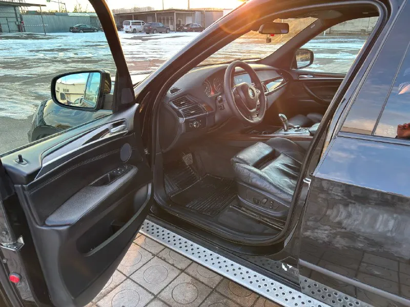 В продаже bmw x5 2007 года выпуска автомобиль в заводском окрасе на самом надежном двигателе n52b30 3.0 атмосферный простой и недорогой в обслуживании! ходовую перебрали в этом месяце вся новая и не на дешёвых запчастях по электрике всё работает никаких ошибок кроме ручника комплектация:чёрный потолок, проекция, задний климат, монитор, подогревы передних и задних сидений, подогрев руля и тд… установлен газ!расход вменяемый! цена 1 580 000₽ торг… остальные вопросы по телефону: +79496361868 телеграмм +380681107552 телеграмм - фотография - 8