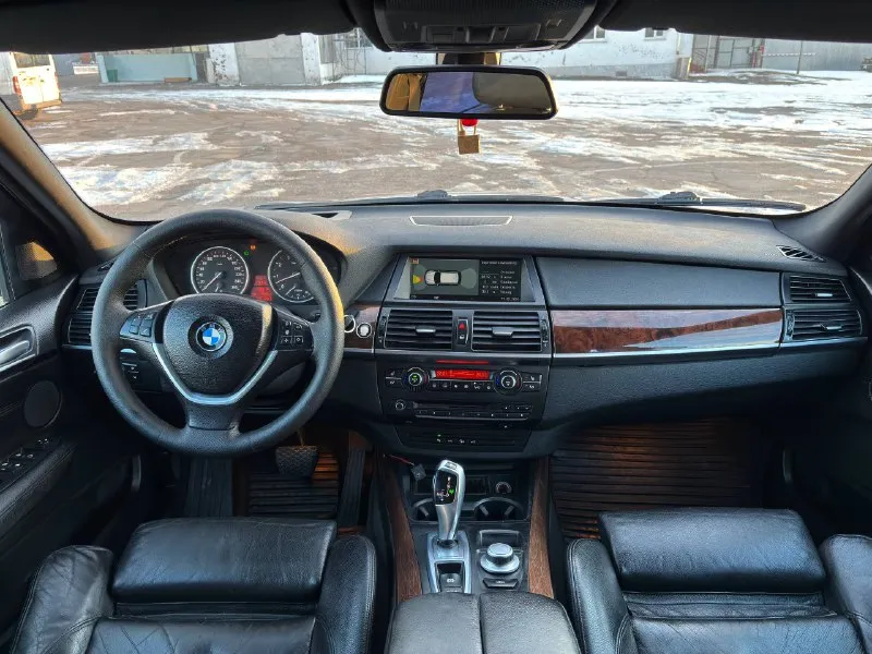 В продаже bmw x5 2007 года выпуска автомобиль в заводском окрасе на самом надежном двигателе n52b30 3.0 атмосферный простой и недорогой в обслуживании! ходовую перебрали в этом месяце вся новая и не на дешёвых запчастях по электрике всё работает никаких ошибок кроме ручника комплектация:чёрный потолок, проекция, задний климат, монитор, подогревы передних и задних сидений, подогрев руля и тд… установлен газ!расход вменяемый! цена 1 580 000₽ торг… остальные вопросы по телефону: +79496361868 телеграмм +380681107552 телеграмм - фотография - 9