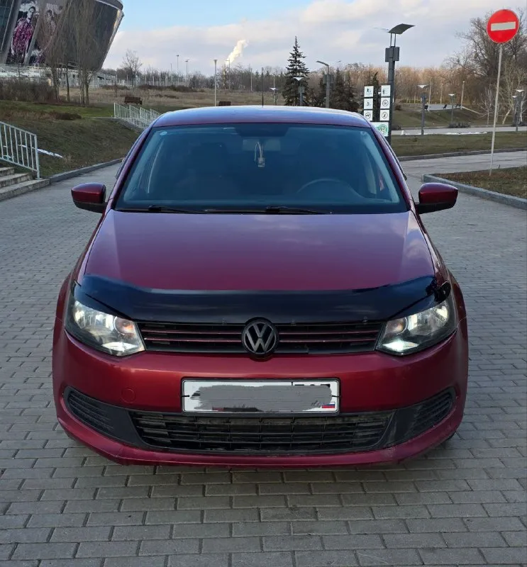 Диагностическая карта на руках продам volkswagen polo седан 2012г. в 1.6(цепной) автомат (6ст aisin), 215т. км, автомобиль в заводской краске, стекла родные, двигатель масло не ест, не дымит, акпп не дёргает не пинает, расход город 7.5л/трасса 5.3л, ходовая не стучит. кондиционер обслужен, кожаный руль, подогрев сидений и зеркал работает, электропривод зеркал. без штрафов, запретов и арестов. вложений не требует, переоформление в мрэо без проблем. в такси и каршеринге не работал. цена 680т. руб +79493790571 - фотография - 1