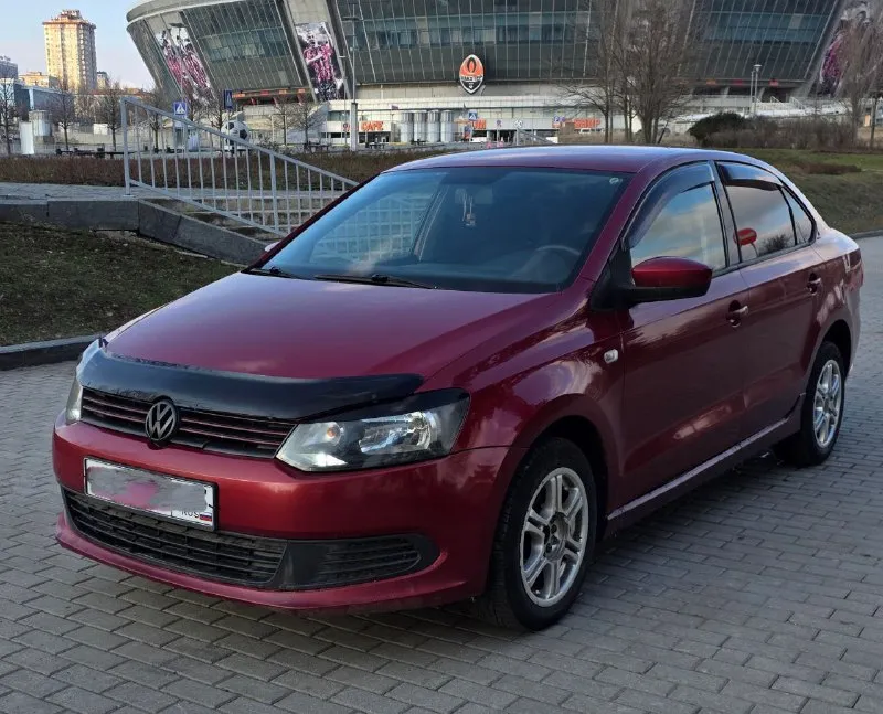 Диагностическая карта на руках продам volkswagen polo седан 2012г. в 1.6(цепной) автомат (6ст aisin), 215т. км, автомобиль в заводской краске, стекла родные, двигатель масло не ест, не дымит, акпп не дёргает не пинает, расход город 7.5л/трасса 5.3л, ходовая не стучит. кондиционер обслужен, кожаный руль, подогрев сидений и зеркал работает, электропривод зеркал. без штрафов, запретов и арестов. вложений не требует, переоформление в мрэо без проблем. в такси и каршеринге не работал. цена 680т. руб +79493790571 - фотография - 2