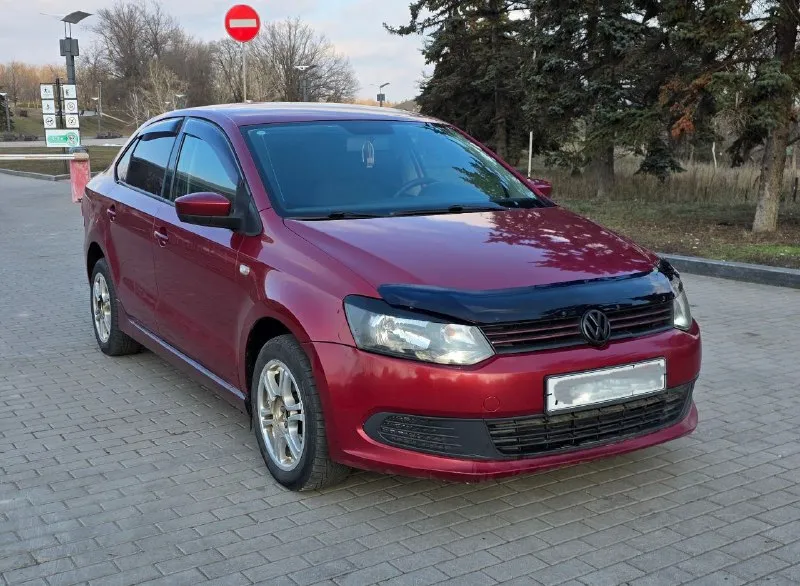 Диагностическая карта на руках продам volkswagen polo седан 2012г. в 1.6(цепной) автомат (6ст aisin), 215т. км, автомобиль в заводской краске, стекла родные, двигатель масло не ест, не дымит, акпп не дёргает не пинает, расход город 7.5л/трасса 5.3л, ходовая не стучит. кондиционер обслужен, кожаный руль, подогрев сидений и зеркал работает, электропривод зеркал. без штрафов, запретов и арестов. вложений не требует, переоформление в мрэо без проблем. в такси и каршеринге не работал. цена 680т. руб +79493790571 - фотография - 3