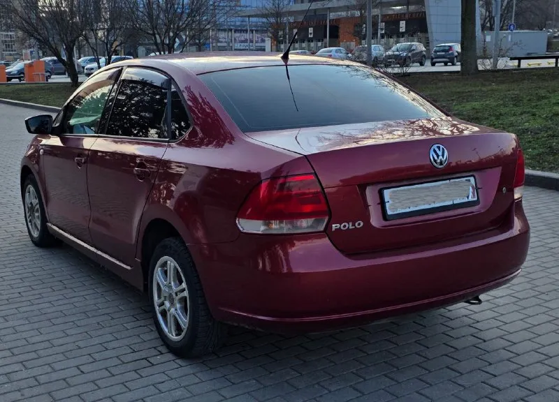 Диагностическая карта на руках продам volkswagen polo седан 2012г. в 1.6(цепной) автомат (6ст aisin), 215т. км, автомобиль в заводской краске, стекла родные, двигатель масло не ест, не дымит, акпп не дёргает не пинает, расход город 7.5л/трасса 5.3л, ходовая не стучит. кондиционер обслужен, кожаный руль, подогрев сидений и зеркал работает, электропривод зеркал. без штрафов, запретов и арестов. вложений не требует, переоформление в мрэо без проблем. в такси и каршеринге не работал. цена 680т. руб +79493790571 - фотография - 4