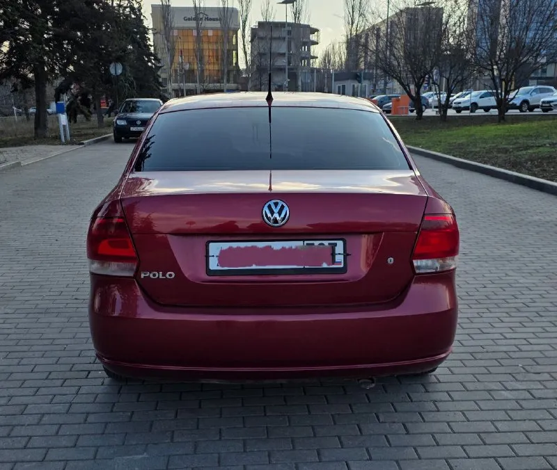 Диагностическая карта на руках продам volkswagen polo седан 2012г. в 1.6(цепной) автомат (6ст aisin), 215т. км, автомобиль в заводской краске, стекла родные, двигатель масло не ест, не дымит, акпп не дёргает не пинает, расход город 7.5л/трасса 5.3л, ходовая не стучит. кондиционер обслужен, кожаный руль, подогрев сидений и зеркал работает, электропривод зеркал. без штрафов, запретов и арестов. вложений не требует, переоформление в мрэо без проблем. в такси и каршеринге не работал. цена 680т. руб +79493790571 - фотография - 5