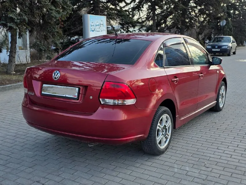 Диагностическая карта на руках продам volkswagen polo седан 2012г. в 1.6(цепной) автомат (6ст aisin), 215т. км, автомобиль в заводской краске, стекла родные, двигатель масло не ест, не дымит, акпп не дёргает не пинает, расход город 7.5л/трасса 5.3л, ходовая не стучит. кондиционер обслужен, кожаный руль, подогрев сидений и зеркал работает, электропривод зеркал. без штрафов, запретов и арестов. вложений не требует, переоформление в мрэо без проблем. в такси и каршеринге не работал. цена 680т. руб +79493790571 - фотография - 6