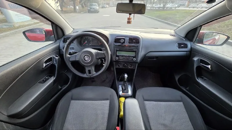 Диагностическая карта на руках продам volkswagen polo седан 2012г. в 1.6(цепной) автомат (6ст aisin), 215т. км, автомобиль в заводской краске, стекла родные, двигатель масло не ест, не дымит, акпп не дёргает не пинает, расход город 7.5л/трасса 5.3л, ходовая не стучит. кондиционер обслужен, кожаный руль, подогрев сидений и зеркал работает, электропривод зеркал. без штрафов, запретов и арестов. вложений не требует, переоформление в мрэо без проблем. в такси и каршеринге не работал. цена 680т. руб +79493790571 - фотография - 7
