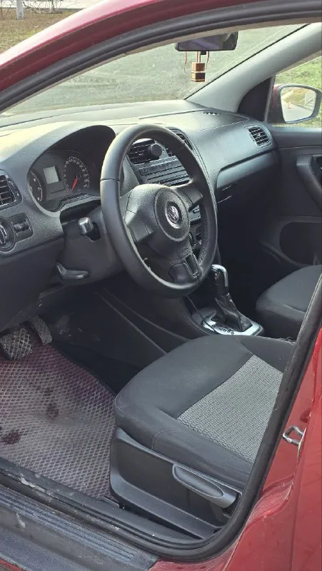 Диагностическая карта на руках продам volkswagen polo седан 2012г. в 1.6(цепной) автомат (6ст aisin), 215т. км, автомобиль в заводской краске, стекла родные, двигатель масло не ест, не дымит, акпп не дёргает не пинает, расход город 7.5л/трасса 5.3л, ходовая не стучит. кондиционер обслужен, кожаный руль, подогрев сидений и зеркал работает, электропривод зеркал. без штрафов, запретов и арестов. вложений не требует, переоформление в мрэо без проблем. в такси и каршеринге не работал. цена 680т. руб +79493790571 - фотография - 8