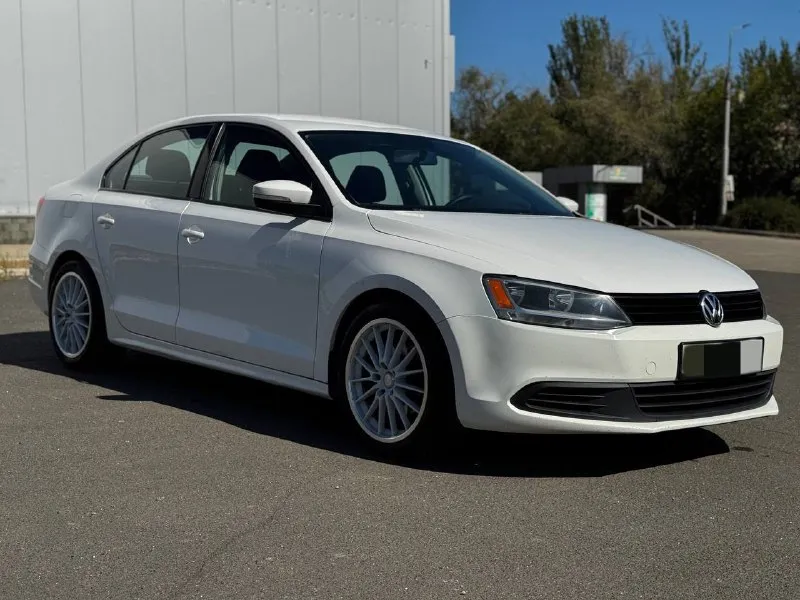 Volkswagen jetta 2014 год двигатель 2.0 атмосферник на 115 сил, - 6ти ступенчатый айсин ( одна из самых надежных связок мотора и акпп у vag) 2 собственника пробег 98.000 км. !!! автомобиль в отличном техническом состоянии, по кузову так же отличное состояние. автомобиль оснащен всем необходимым для комфортной повседневной эксплуатации. по телефону отвечу на все интересующие вопросы ( +79493314719 ). ни каких вложений в автомобиль не требуется. 2 ключа 🔑 цена : 1 200 000 📞 звоните: +7(949)3314719 - фотография - 1