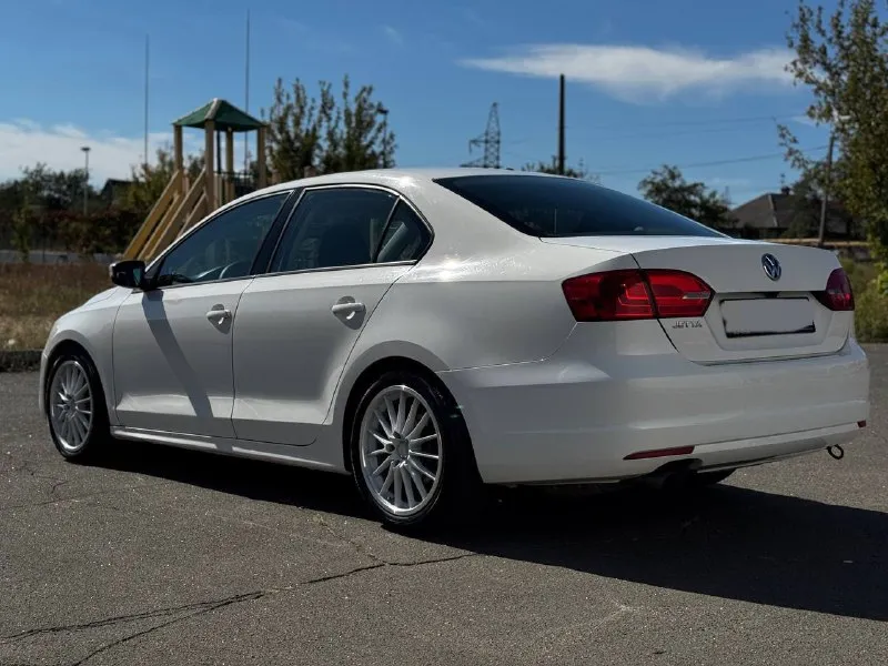 Volkswagen jetta 2014 год двигатель 2.0 атмосферник на 115 сил, - 6ти ступенчатый айсин ( одна из самых надежных связок мотора и акпп у vag) 2 собственника пробег 98.000 км. !!! автомобиль в отличном техническом состоянии, по кузову так же отличное состояние. автомобиль оснащен всем необходимым для комфортной повседневной эксплуатации. по телефону отвечу на все интересующие вопросы ( +79493314719 ). ни каких вложений в автомобиль не требуется. 2 ключа 🔑 цена : 1 200 000 📞 звоните: +7(949)3314719 - фотография - 2