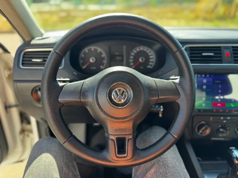 Volkswagen jetta 2014 год двигатель 2.0 атмосферник на 115 сил, - 6ти ступенчатый айсин ( одна из самых надежных связок мотора и акпп у vag) 2 собственника пробег 98.000 км. !!! автомобиль в отличном техническом состоянии, по кузову так же отличное состояние. автомобиль оснащен всем необходимым для комфортной повседневной эксплуатации. по телефону отвечу на все интересующие вопросы ( +79493314719 ). ни каких вложений в автомобиль не требуется. 2 ключа 🔑 цена : 1 200 000 📞 звоните: +7(949)3314719 - фотография - 9