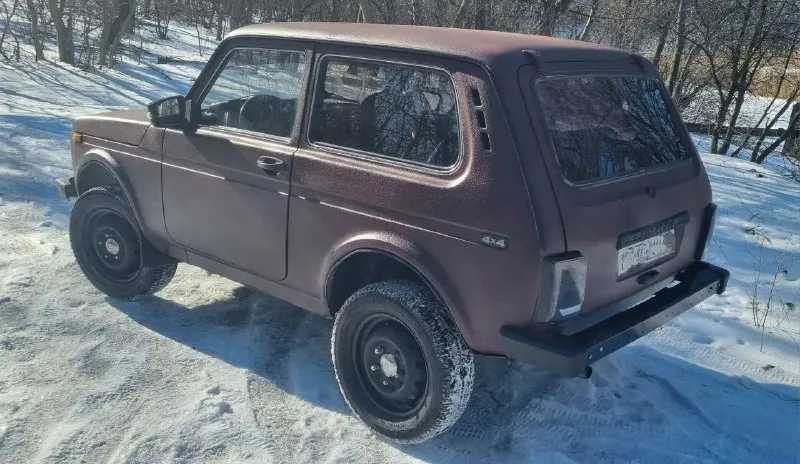 Нива 2011г. 4×4 по технике полностью обслуженная в отличном состоянии. ходовая, масло во всех узлах, карданны, аккумулятор, дисковые тормоза, колодки перед/зад- поменяны. движок, коробка, раздатка, мосты - в отличном, ничего не воет, не гудит не хрустит. сбитая машина. кузов без гнили и ржавчины. осенью красился в раптор. по электрике всё отлично, ошибок нет, печка жарит, свет горит, музыка играет. салон полность в шумоизоляции. стоит гур, эл. стеклоподъемники осмотр макеевка цена 400т. р +79490458517 📞 звоните: +7(949)0458517 - фотография - 3