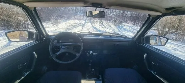 Нива 2011г. 4×4 по технике полностью обслуженная в отличном состоянии. ходовая, масло во всех узлах, карданны, аккумулятор, дисковые тормоза, колодки перед/зад- поменяны. движок, коробка, раздатка, мосты - в отличном, ничего не воет, не гудит не хрустит. сбитая машина. кузов без гнили и ржавчины. осенью красился в раптор. по электрике всё отлично, ошибок нет, печка жарит, свет горит, музыка играет. салон полность в шумоизоляции. стоит гур, эл. стеклоподъемники осмотр макеевка цена 400т. р +79490458517 📞 звоните: +7(949)0458517 - фотография - 5