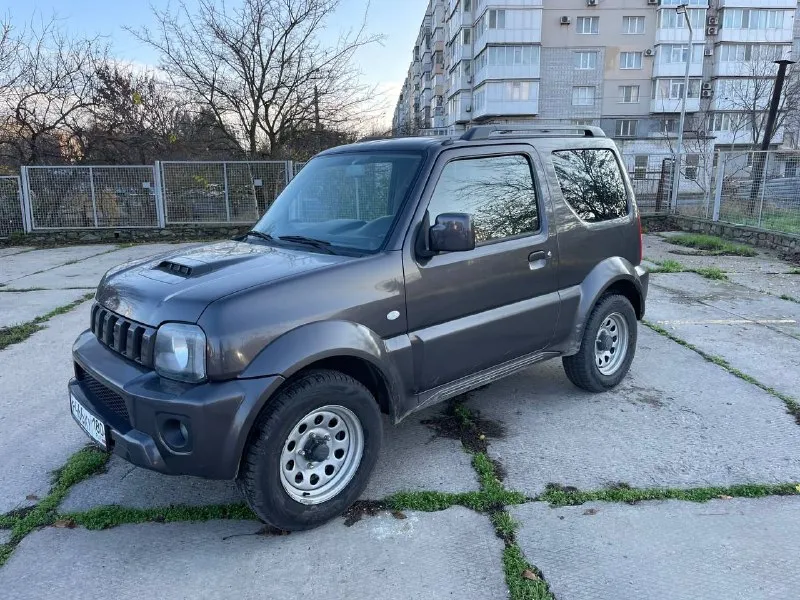 Продам suzuki jimny 2016,1.3,автомат, полный привод, родной пробег 68 т. км, машина местная, покупалась у официального дилера, не битый и не крашеный, все стекла родные!!!хорошая комплектация, все ключи, установлена защита двигателя, новая резина, сервисная история. цена 1.550.000₽, торг +79900198898 - фотография - 2