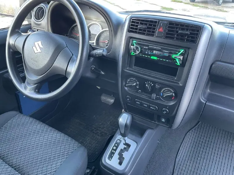 Продам suzuki jimny 2016,1.3,автомат, полный привод, родной пробег 68 т. км, машина местная, покупалась у официального дилера, не битый и не крашеный, все стекла родные!!!хорошая комплектация, все ключи, установлена защита двигателя, новая резина, сервисная история. цена 1.550.000₽, торг +79900198898 - фотография - 4