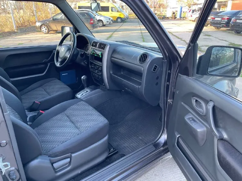 Продам suzuki jimny 2016,1.3,автомат, полный привод, родной пробег 68 т. км, машина местная, покупалась у официального дилера, не битый и не крашеный, все стекла родные!!!хорошая комплектация, все ключи, установлена защита двигателя, новая резина, сервисная история. цена 1.550.000₽, торг +79900198898 - фотография - 8