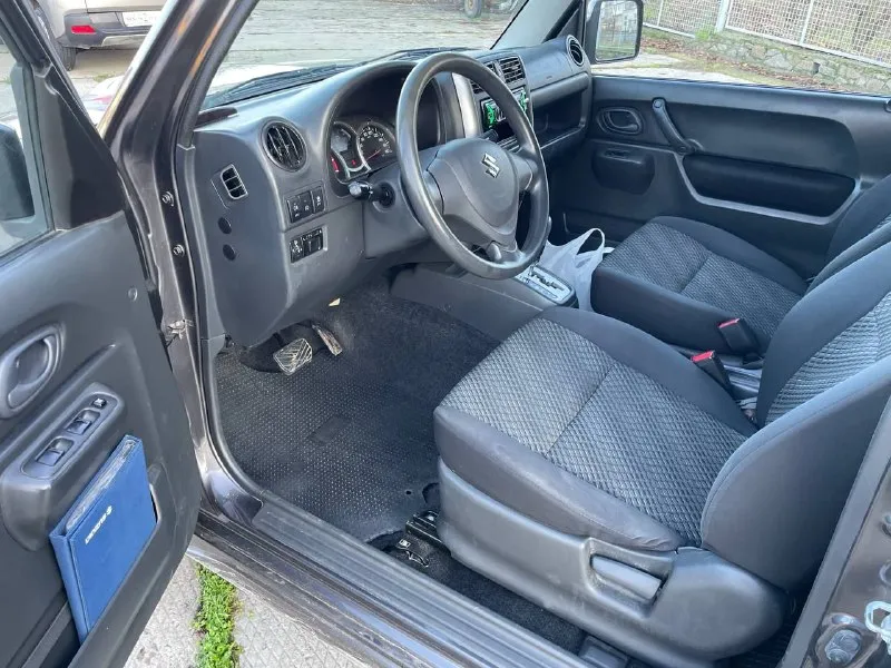 Продам suzuki jimny 2016,1.3,автомат, полный привод, родной пробег 68 т. км, машина местная, покупалась у официального дилера, не битый и не крашеный, все стекла родные!!!хорошая комплектация, все ключи, установлена защита двигателя, новая резина, сервисная история. цена 1.550.000₽, торг +79900198898 - фотография - 9