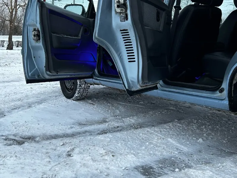 Продам дэу нексия (n150): - цена 285000+торг; - год 2012; - мотор 1,5 на 8 клапанов (a15sms с ланоса); - пробег 164тыс. ; - комплектация максимальная (кондиционер, гур, 4 эсп; подогрев заднего стекла и зеркал, штатная музыка с usb и aux); - осмотр г. мариуполь; - по документам полный порядок, продажа с переоформлением; +79495188603 - богдан. мотор сухой, не дымит, не троит, заводится и едет при любых условиях. кпп в полном порядке, не хрустит, не гудит. ходовка отличная, не стучит, не скрепит. салон в хорошем состоянии, полностью комплектный, весь функционал работает. резина зима на шипах. кузов в отличном состоянии, дно, пороги, лонжероны, стаканы, ниша под запаску, низа дверей, арки, крылья, всё в отличном состоянии, гнили нет. по лкп авто в хорошем состоянии, без серьезных дтп. пишите/звоните. - фотография - 8