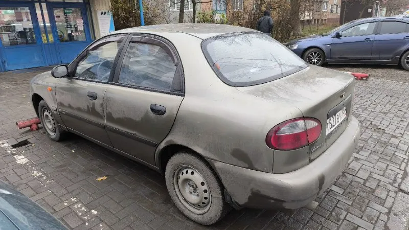 Daewoo lanos 2005г. 1.5 газ/бензин (вписан) постоянный рф, собственник, переоформление без проблем. два ключа. в целом не гнилой, местами поварен, остался левый порог (ещё не критично). мотор живой, работает ровно, гбц после полной замены клапанов и рокеров. недавно заменено много деталей: радиаторы охлаждения и печки, термостат, помпа, ремень грм, передние диски и колодки, вся колба бензонасоса, опорные подшипники, антифриз и масло, свечи, провода и распределитель. стоит хороший свет. полностью новые передние колёса и хорошая резина на задних. новое дорогое лобовое с полосой, старое запесочилось. полностью рабочая электрика. нужно немного залезть в переднюю ходовку, цена запчастей тысячи полторы. 240.000₽ +79494548460, телеграм на этом номере. 📞 звоните: +7(949)4548460 - фотография - 2