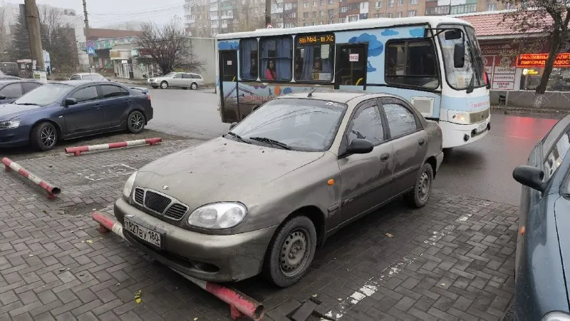 Daewoo lanos 2005г. 1.5 газ/бензин (вписан) постоянный рф, собственник, переоформление без проблем. два ключа. в целом не гнилой, местами поварен, остался левый порог (ещё не критично). мотор живой, работает ровно, гбц после полной замены клапанов и рокеров. недавно заменено много деталей: радиаторы охлаждения и печки, термостат, помпа, ремень грм, передние диски и колодки, вся колба бензонасоса, опорные подшипники, антифриз и масло, свечи, провода и распределитель. стоит хороший свет. полностью новые передние колёса и хорошая резина на задних. новое дорогое лобовое с полосой, старое запесочилось. полностью рабочая электрика. нужно немного залезть в переднюю ходовку, цена запчастей тысячи полторы. 240.000₽ +79494548460, телеграм на этом номере. 📞 звоните: +7(949)4548460 - фотография - 3
