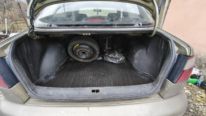 Daewoo lanos 2005г. 1.5 газ/бензин (вписан) постоянный рф, собственник, переоформление без проблем. два ключа. в целом не гнилой, местами поварен, остался левый порог (ещё не критично). мотор живой, работает ровно, гбц после полной замены клапанов и рокеров. недавно заменено много деталей: радиаторы охлаждения и печки, термостат, помпа, ремень грм, передние диски и колодки, вся колба бензонасоса, опорные подшипники, антифриз и масло, свечи, провода и распределитель. стоит хороший свет. полностью новые передние колёса и хорошая резина на задних. новое дорогое лобовое с полосой, старое запесочилось. полностью рабочая электрика. нужно немного залезть в переднюю ходовку, цена запчастей тысячи полторы. 240.000₽ +79494548460, телеграм на этом номере. 📞 звоните: +7(949)4548460 - фотография - 6