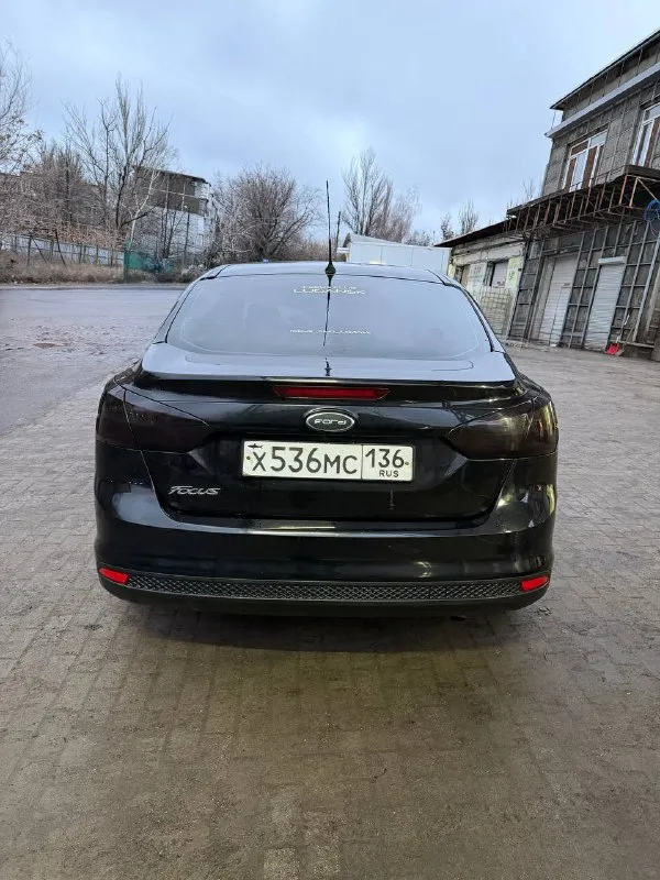 Продам ford focus 3 2013 год. собственник 1.6(125) пробег 180 тыс. машина в отличном, ухоженном состоянии, вложений не требует, на полном ходу! технически в полном порядке. «двигатель масло не расходует (от замены до замены) работает ровно тихо, пробег родной. • коробка в отличном состоянии, переключается без тычков. ❗️была замена сцепления 20 тыс назад. - ходовая часть полностью обслужена. салон чистый, ухожен, опрятный. - кондиционер заправлен (дует хорошо), -оригинальное лобовое стекло с подогревом. ‼️новая зимняя резина + летняя на оригинальных титановых дисках. юридически в полном порядке готов к переоформлению без штрафов, залогов, ограничений. торг уместен. г. донецк цена 850.000 руб феникс +79496411397 телеграмм +79591386618 📲 tg: @polina234 📞 звоните: +7(949)6411397 - фотография - 2