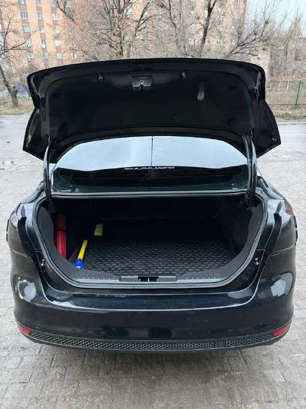 Продам ford focus 3 2013 год. собственник 1.6(125) пробег 180 тыс. машина в отличном, ухоженном состоянии, вложений не требует, на полном ходу! технически в полном порядке. «двигатель масло не расходует (от замены до замены) работает ровно тихо, пробег родной. • коробка в отличном состоянии, переключается без тычков. ❗️была замена сцепления 20 тыс назад. - ходовая часть полностью обслужена. салон чистый, ухожен, опрятный. - кондиционер заправлен (дует хорошо), -оригинальное лобовое стекло с подогревом. ‼️новая зимняя резина + летняя на оригинальных титановых дисках. юридически в полном порядке готов к переоформлению без штрафов, залогов, ограничений. торг уместен. г. донецк цена 850.000 руб феникс +79496411397 телеграмм +79591386618 📲 tg: @polina234 📞 звоните: +7(949)6411397 - фотография - 3