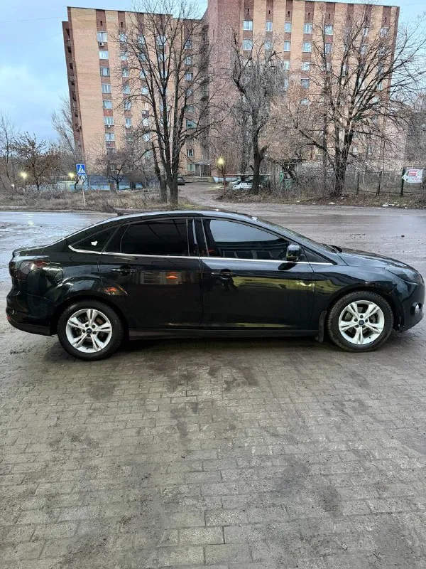 Продам ford focus 3 2013 год. собственник 1.6(125) пробег 180 тыс. машина в отличном, ухоженном состоянии, вложений не требует, на полном ходу! технически в полном порядке. «двигатель масло не расходует (от замены до замены) работает ровно тихо, пробег родной. • коробка в отличном состоянии, переключается без тычков. ❗️была замена сцепления 20 тыс назад. - ходовая часть полностью обслужена. салон чистый, ухожен, опрятный. - кондиционер заправлен (дует хорошо), -оригинальное лобовое стекло с подогревом. ‼️новая зимняя резина + летняя на оригинальных титановых дисках. юридически в полном порядке готов к переоформлению без штрафов, залогов, ограничений. торг уместен. г. донецк цена 850.000 руб феникс +79496411397 телеграмм +79591386618 📲 tg: @polina234 📞 звоните: +7(949)6411397 - фотография - 4