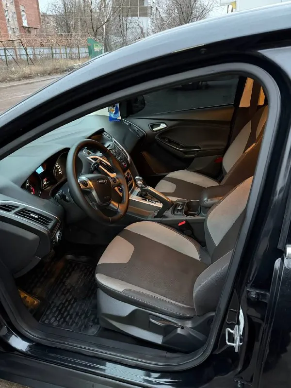 Продам ford focus 3 2013 год. собственник 1.6(125) пробег 180 тыс. машина в отличном, ухоженном состоянии, вложений не требует, на полном ходу! технически в полном порядке. «двигатель масло не расходует (от замены до замены) работает ровно тихо, пробег родной. • коробка в отличном состоянии, переключается без тычков. ❗️была замена сцепления 20 тыс назад. - ходовая часть полностью обслужена. салон чистый, ухожен, опрятный. - кондиционер заправлен (дует хорошо), -оригинальное лобовое стекло с подогревом. ‼️новая зимняя резина + летняя на оригинальных титановых дисках. юридически в полном порядке готов к переоформлению без штрафов, залогов, ограничений. торг уместен. г. донецк цена 850.000 руб феникс +79496411397 телеграмм +79591386618 📲 tg: @polina234 📞 звоните: +7(949)6411397 - фотография - 6