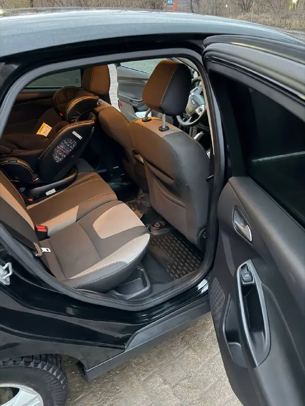 Продам ford focus 3 2013 год. собственник 1.6(125) пробег 180 тыс. машина в отличном, ухоженном состоянии, вложений не требует, на полном ходу! технически в полном порядке. «двигатель масло не расходует (от замены до замены) работает ровно тихо, пробег родной. • коробка в отличном состоянии, переключается без тычков. ❗️была замена сцепления 20 тыс назад. - ходовая часть полностью обслужена. салон чистый, ухожен, опрятный. - кондиционер заправлен (дует хорошо), -оригинальное лобовое стекло с подогревом. ‼️новая зимняя резина + летняя на оригинальных титановых дисках. юридически в полном порядке готов к переоформлению без штрафов, залогов, ограничений. торг уместен. г. донецк цена 850.000 руб феникс +79496411397 телеграмм +79591386618 📲 tg: @polina234 📞 звоните: +7(949)6411397 - фотография - 7