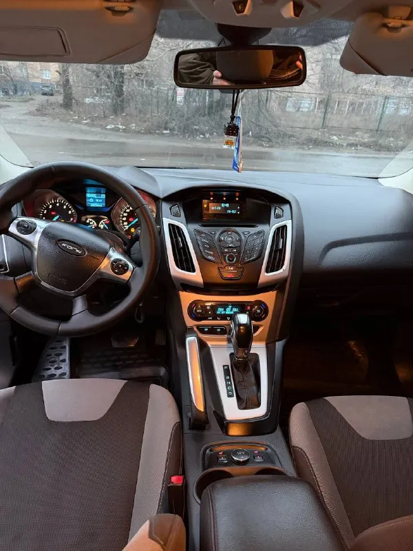 Продам ford focus 3 2013 год. собственник 1.6(125) пробег 180 тыс. машина в отличном, ухоженном состоянии, вложений не требует, на полном ходу! технически в полном порядке. «двигатель масло не расходует (от замены до замены) работает ровно тихо, пробег родной. • коробка в отличном состоянии, переключается без тычков. ❗️была замена сцепления 20 тыс назад. - ходовая часть полностью обслужена. салон чистый, ухожен, опрятный. - кондиционер заправлен (дует хорошо), -оригинальное лобовое стекло с подогревом. ‼️новая зимняя резина + летняя на оригинальных титановых дисках. юридически в полном порядке готов к переоформлению без штрафов, залогов, ограничений. торг уместен. г. донецк цена 850.000 руб феникс +79496411397 телеграмм +79591386618 📲 tg: @polina234 📞 звоните: +7(949)6411397 - фотография - 8
