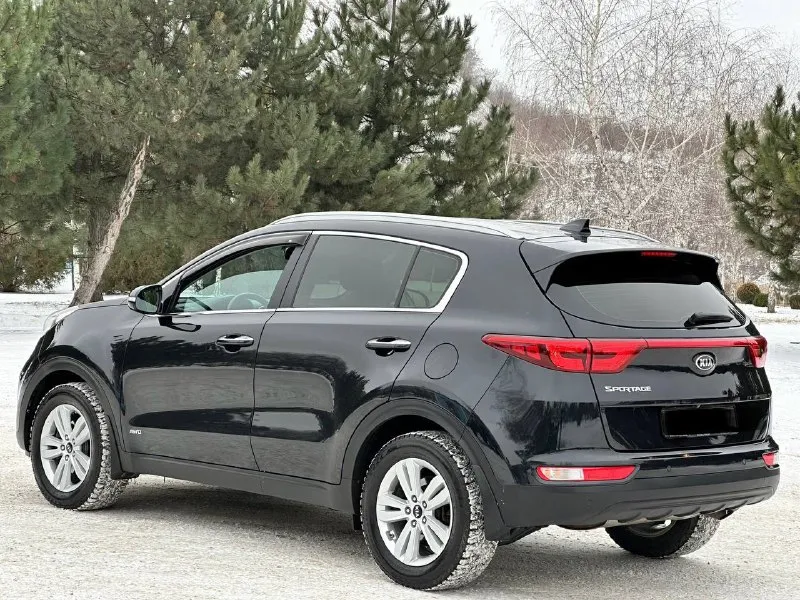 Kia sportage 4wd 2.0 бензин! (в родном окрасе)
Машина куплена в официальном дилере кіа.
❗️Внимание❗️ пробег родной 82.000 тыс км,
Готов на любые проверки с вашей стороны,
Эксплуатация автомобиля 2017год!

Комплектация пред максимальная
Двухзонный климат контроль,
Круиз контроль,
Подогрев руля,
Подключаемый полный привод,
Управление на руле,
Также установленная сигнализация starline с автозапуском что хорошо особенно зимой)

Два ключа сервисные книги, все чеки обслуживание есть! Своими словами действительно достойный автомобиль, с родным пробегом 82.000 и в родном окрасе, на данный момент вложений не требует,
Тот кто купит останется доволен!

С документами полностью порядок продажа от собственника,
Цена 2130.000₽
Продажа возжможен обмен,
Также возможно и в кредит
Звоните +7949-551-68-75 - фотография - 5