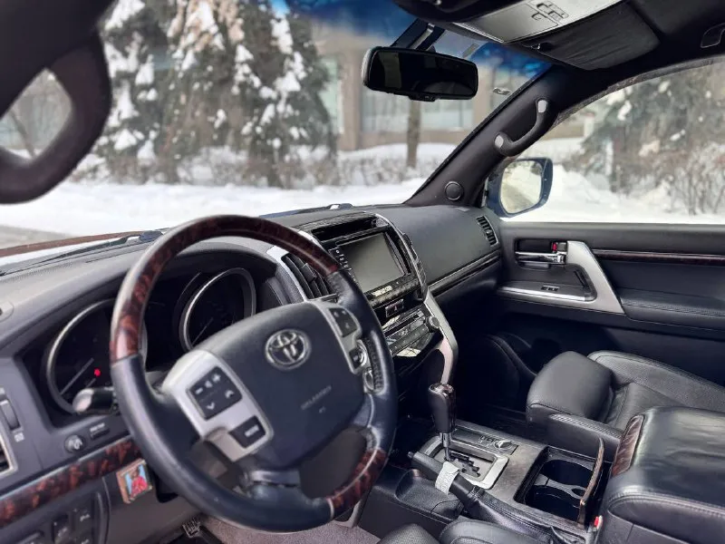 В продаже toyota lc200 две регистрации по факту один собственник отличное техническое и внешнее состояние. продажа с номерами екх на 50 регионе - полная шумо вибро, все двери пол потолок багажник, все полкрылки - ⁠стекла все броне пленка 1200 микрон ( пирог в 4 слоя) - ⁠сиденья передние от 7 бмв (f02) ( подогрев массаж вентиляция) - ⁠подсветка салона и ног диодные лампы филипс теплый свет - ⁠потолок и все стойки алькантара - ⁠усиленные пружины, полностью убирают кивок при торможении - ⁠тормоза брембо в круг, перед от порш кайен, зад от 7 бмв - ⁠тепловизор - ⁠полностью переделанный свет ближний дальний ( на дальнем стоят особые диодные лампы от искателей с катера))) (400 метров дают луч) - ⁠хозяин один но в птс 2 так как машина была в кредит на друга и номера тоже вешались на него - ⁠стоит подогрев топливного фильтра до -50 машина заводится без проблем если лить лукойл евро 5 - ⁠задний ход фонари заменены на диодные цена 3.880.000₽ whatsapp, telegram 89610580248 - фотография - 2