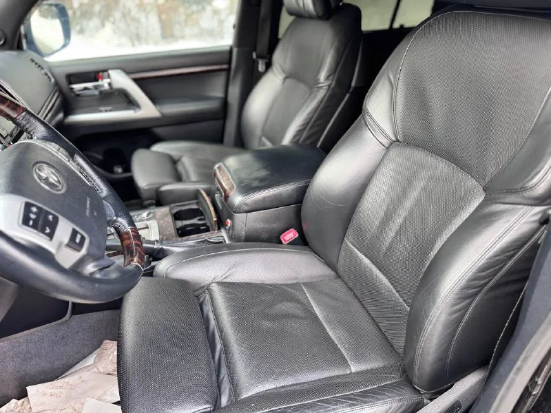 В продаже toyota lc200 две регистрации по факту один собственник отличное техническое и внешнее состояние. продажа с номерами екх на 50 регионе - полная шумо вибро, все двери пол потолок багажник, все полкрылки - ⁠стекла все броне пленка 1200 микрон ( пирог в 4 слоя) - ⁠сиденья передние от 7 бмв (f02) ( подогрев массаж вентиляция) - ⁠подсветка салона и ног диодные лампы филипс теплый свет - ⁠потолок и все стойки алькантара - ⁠усиленные пружины, полностью убирают кивок при торможении - ⁠тормоза брембо в круг, перед от порш кайен, зад от 7 бмв - ⁠тепловизор - ⁠полностью переделанный свет ближний дальний ( на дальнем стоят особые диодные лампы от искателей с катера))) (400 метров дают луч) - ⁠хозяин один но в птс 2 так как машина была в кредит на друга и номера тоже вешались на него - ⁠стоит подогрев топливного фильтра до -50 машина заводится без проблем если лить лукойл евро 5 - ⁠задний ход фонари заменены на диодные цена 3.880.000₽ whatsapp, telegram 89610580248 - фотография - 3