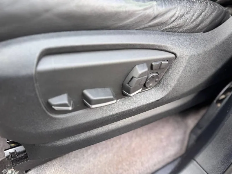 В продаже toyota lc200 две регистрации по факту один собственник отличное техническое и внешнее состояние. продажа с номерами екх на 50 регионе - полная шумо вибро, все двери пол потолок багажник, все полкрылки - ⁠стекла все броне пленка 1200 микрон ( пирог в 4 слоя) - ⁠сиденья передние от 7 бмв (f02) ( подогрев массаж вентиляция) - ⁠подсветка салона и ног диодные лампы филипс теплый свет - ⁠потолок и все стойки алькантара - ⁠усиленные пружины, полностью убирают кивок при торможении - ⁠тормоза брембо в круг, перед от порш кайен, зад от 7 бмв - ⁠тепловизор - ⁠полностью переделанный свет ближний дальний ( на дальнем стоят особые диодные лампы от искателей с катера))) (400 метров дают луч) - ⁠хозяин один но в птс 2 так как машина была в кредит на друга и номера тоже вешались на него - ⁠стоит подогрев топливного фильтра до -50 машина заводится без проблем если лить лукойл евро 5 - ⁠задний ход фонари заменены на диодные цена 3.880.000₽ whatsapp, telegram 89610580248 - фотография - 4