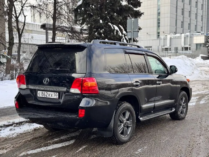 В продаже toyota lc200 две регистрации по факту один собственник отличное техническое и внешнее состояние. продажа с номерами екх на 50 регионе - полная шумо вибро, все двери пол потолок багажник, все полкрылки - ⁠стекла все броне пленка 1200 микрон ( пирог в 4 слоя) - ⁠сиденья передние от 7 бмв (f02) ( подогрев массаж вентиляция) - ⁠подсветка салона и ног диодные лампы филипс теплый свет - ⁠потолок и все стойки алькантара - ⁠усиленные пружины, полностью убирают кивок при торможении - ⁠тормоза брембо в круг, перед от порш кайен, зад от 7 бмв - ⁠тепловизор - ⁠полностью переделанный свет ближний дальний ( на дальнем стоят особые диодные лампы от искателей с катера))) (400 метров дают луч) - ⁠хозяин один но в птс 2 так как машина была в кредит на друга и номера тоже вешались на него - ⁠стоит подогрев топливного фильтра до -50 машина заводится без проблем если лить лукойл евро 5 - ⁠задний ход фонари заменены на диодные цена 3.880.000₽ whatsapp, telegram 89610580248 - фотография - 6