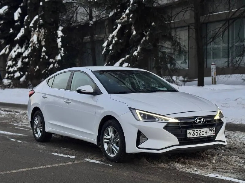 В продаже hyundai elantra 2019 года выпуска, рестайлинг. первая регистрация в декабре 2019 года. самый надежный двигатель объемом 1.6 на классическом автомате. родной пробег 87405 км. обслуживание в официальном дилере, полный комплект ключей и документов. отличная комплектация с климат контролем, датчиками света и дождя, подогревом сидений и руля, камера 🎥 заднего вида, штатная магнитола с поддержкой apple carplay и многое другое. по запросу отправлю автотеку и видеообзор. цена 1.580.000₽ whatsapp, telegram 89610580248 - фотография - 1