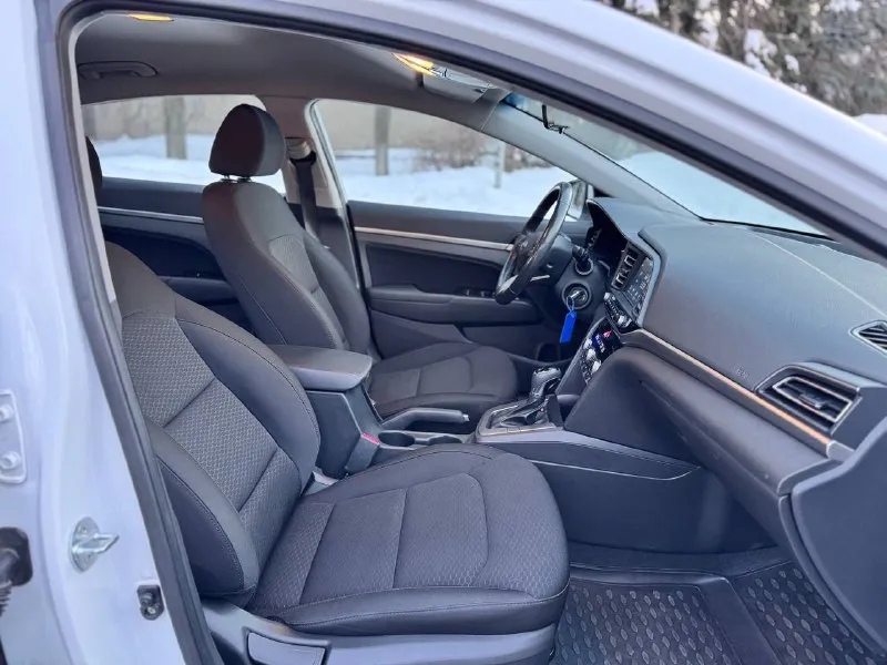В продаже hyundai elantra 2019 года выпуска, рестайлинг. первая регистрация в декабре 2019 года. самый надежный двигатель объемом 1.6 на классическом автомате. родной пробег 87405 км. обслуживание в официальном дилере, полный комплект ключей и документов. отличная комплектация с климат контролем, датчиками света и дождя, подогревом сидений и руля, камера 🎥 заднего вида, штатная магнитола с поддержкой apple carplay и многое другое. по запросу отправлю автотеку и видеообзор. цена 1.580.000₽ whatsapp, telegram 89610580248 - фотография - 2