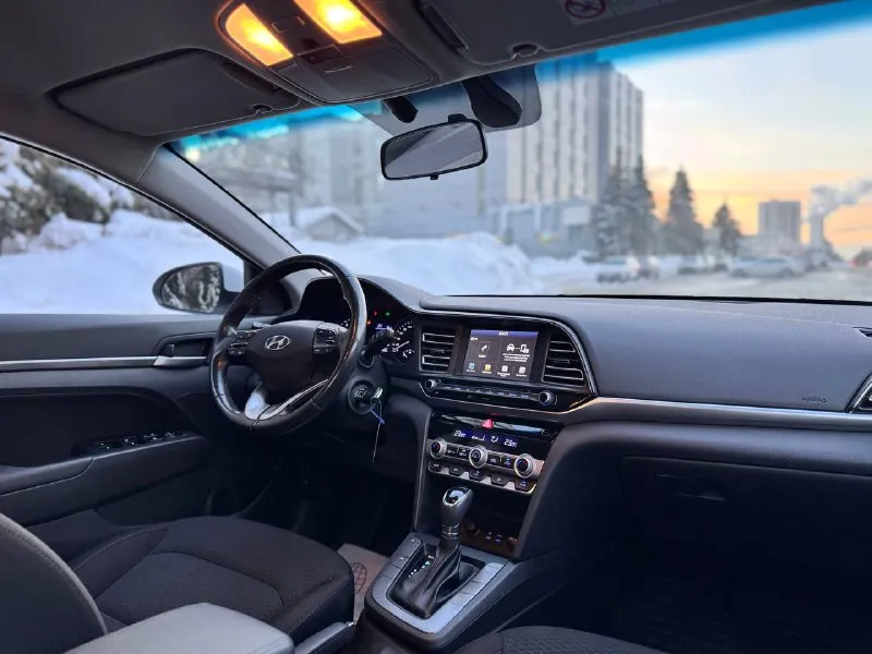 В продаже hyundai elantra 2019 года выпуска, рестайлинг. первая регистрация в декабре 2019 года. самый надежный двигатель объемом 1.6 на классическом автомате. родной пробег 87405 км. обслуживание в официальном дилере, полный комплект ключей и документов. отличная комплектация с климат контролем, датчиками света и дождя, подогревом сидений и руля, камера 🎥 заднего вида, штатная магнитола с поддержкой apple carplay и многое другое. по запросу отправлю автотеку и видеообзор. цена 1.580.000₽ whatsapp, telegram 89610580248 - фотография - 3