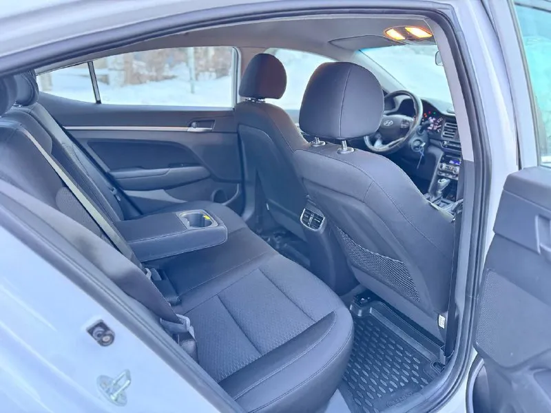В продаже hyundai elantra 2019 года выпуска, рестайлинг. первая регистрация в декабре 2019 года. самый надежный двигатель объемом 1.6 на классическом автомате. родной пробег 87405 км. обслуживание в официальном дилере, полный комплект ключей и документов. отличная комплектация с климат контролем, датчиками света и дождя, подогревом сидений и руля, камера 🎥 заднего вида, штатная магнитола с поддержкой apple carplay и многое другое. по запросу отправлю автотеку и видеообзор. цена 1.580.000₽ whatsapp, telegram 89610580248 - фотография - 4