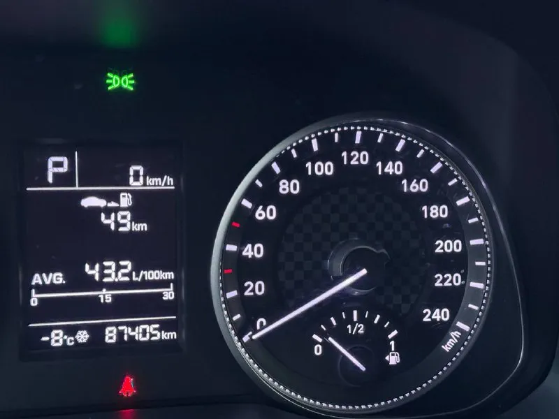 В продаже hyundai elantra 2019 года выпуска, рестайлинг. первая регистрация в декабре 2019 года. самый надежный двигатель объемом 1.6 на классическом автомате. родной пробег 87405 км. обслуживание в официальном дилере, полный комплект ключей и документов. отличная комплектация с климат контролем, датчиками света и дождя, подогревом сидений и руля, камера 🎥 заднего вида, штатная магнитола с поддержкой apple carplay и многое другое. по запросу отправлю автотеку и видеообзор. цена 1.580.000₽ whatsapp, telegram 89610580248 - фотография - 6