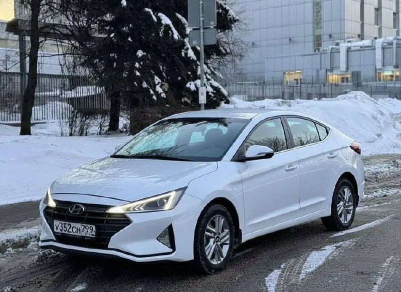 В продаже hyundai elantra 2019 года выпуска, рестайлинг. первая регистрация в декабре 2019 года. самый надежный двигатель объемом 1.6 на классическом автомате. родной пробег 87405 км. обслуживание в официальном дилере, полный комплект ключей и документов. отличная комплектация с климат контролем, датчиками света и дождя, подогревом сидений и руля, камера 🎥 заднего вида, штатная магнитола с поддержкой apple carplay и многое другое. по запросу отправлю автотеку и видеообзор. цена 1.580.000₽ whatsapp, telegram 89610580248 - фотография - 7