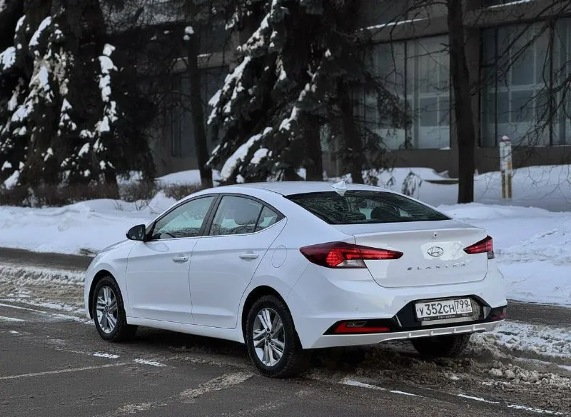 В продаже hyundai elantra 2019 года выпуска, рестайлинг. первая регистрация в декабре 2019 года. самый надежный двигатель объемом 1.6 на классическом автомате. родной пробег 87405 км. обслуживание в официальном дилере, полный комплект ключей и документов. отличная комплектация с климат контролем, датчиками света и дождя, подогревом сидений и руля, камера 🎥 заднего вида, штатная магнитола с поддержкой apple carplay и многое другое. по запросу отправлю автотеку и видеообзор. цена 1.580.000₽ whatsapp, telegram 89610580248 - фотография - 8