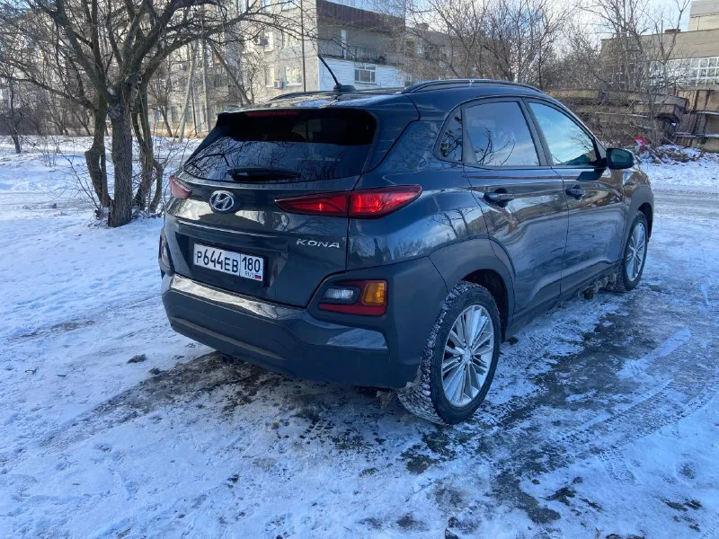 Продам компактный свежий, недорогой в обслуживании кроссовер подойдет как для девушки так и для семьи hyundai kona 2018 года, мотор 2.0, коробка автомат 6 ст aisin родной пробег 156 000 км машина в хорошем состоянии без вложений расход автомобиля 7.5 литров ! комплектация полный привод блокировка помощь при спуске с горы старт стоп бесключевой доступ мульти руль кондиционер камера заднего вида подогрев сидений блютус документы в полном порядке тех осмотр на автомобиль пройден, можно сразу поставит на учет цена 1.600 000 р. торг тел. +79494328750 (если нет связи пишите на телеграмм я перезвоню ) территориально г. ждановка 📞 🇷🇺 звоните: +79494328750 - фотография - 4
