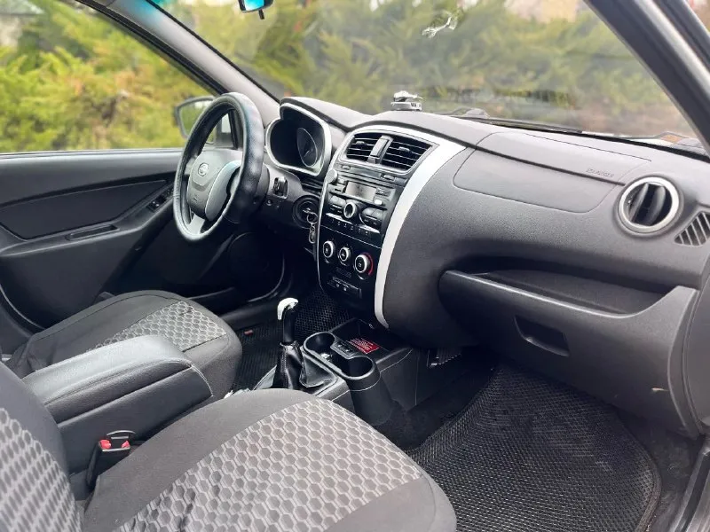 Datsun on-do 2020 г. в. datsun — японский автомобильный бренд, который принадлежал компании nissan и её предшественникам. 1.6 мкпп 87 л. с. пробег 170 т родной, любые проверки 🔥без дтп, страховых выплат, юридически чистый кузов в потрясающем состоянии, в живую выглядит лучше чем на фото. рыжиков нет мовсем недавно прошла большое то , коробка, подвеска в идеальном состояние в самой полной комплектации: abs, гур, кондиционер, подогрев сидений, магнитола с blutooth, эсп новая зимняя резина 🔥540 тыс, торг строго у машины зугрэс +7949 412-50-77 +7949 528-26-46 📲 tg: vv 📞 звоните: +7(949)4125077 - фотография - 7