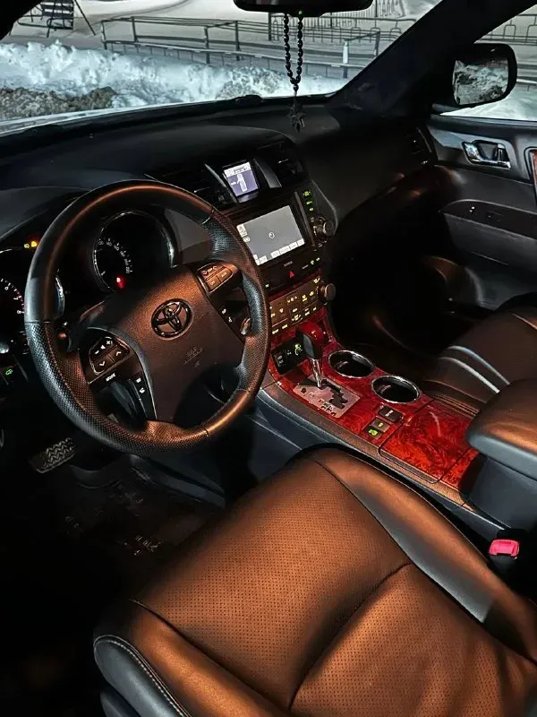 Продам: toyota highlander 7-мест топливо: бензин год выпуска: 2012 (японской сборки) тип кпп: автомат (aisin) ✅ пробег: 145.000 км (оригинальный) - 1 хозяин с автосалона. автомобиль в отличном состоянии, надежный, комфортный. гаражное хранение. ✅ кузов: в отличном состоянии, имеются вторичные окрасы. - двигатель v6, 3.5л, атмосферный, без турбины и прямого впрыска, работает отлично. ✅ комплектация “limited”: - мультимедиа, навигация - кожаный салон, подогрев сидений, двухзонный климат контроль, без ключевой доступ. - 2 комплекта колес / ключей. - звездное небо - фаркоп ✅ документы: - птс оригинал, продажа только с переоформлением в мрео❗ 📍осмотр в г. донецк, калининский р-н. цена: 2.100.000 руб (торг минимальный) обмен не интересует звоните: +7 (949) 470-15-30 📞 звоните: +7(949)4701530 - фотография - 5